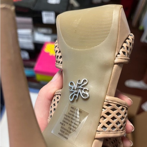 Heels - Picture 4 of 4